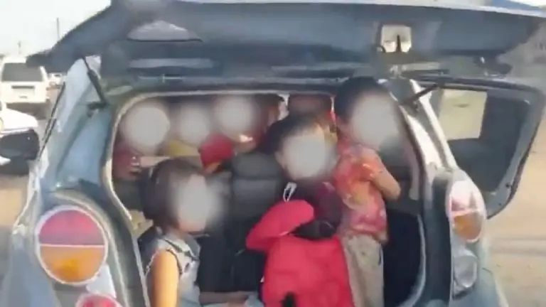 Maestra de guardería fue detenida por llevar 25 niños en su automóvil Spark. Foto: Especial