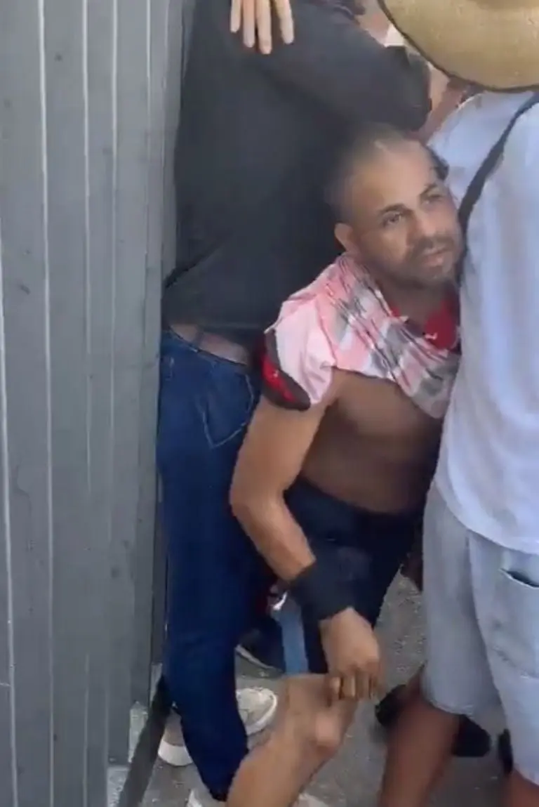 Roban a exfutobolista y logran detener al ladrón - Tomada de video