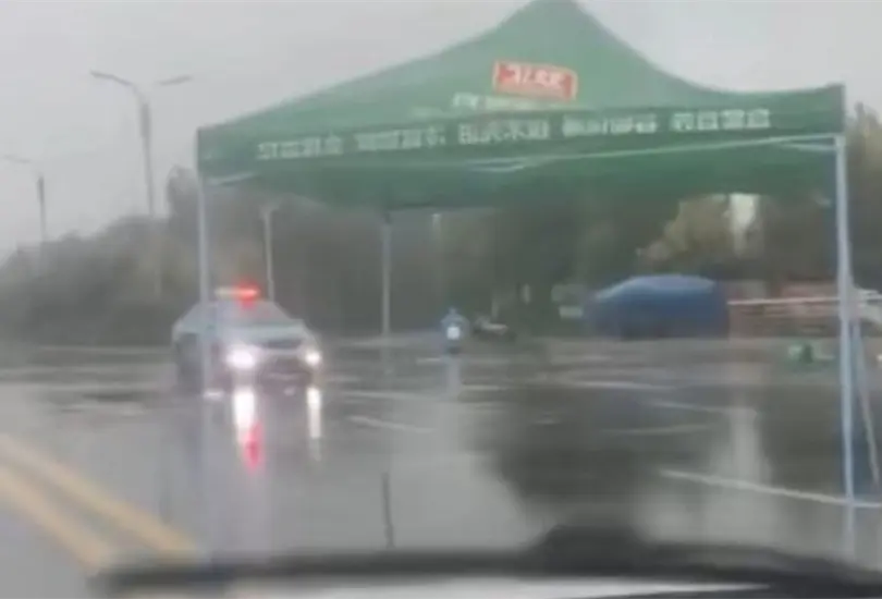 Captan a toldo caminante durante tormenta y video se hace viral en redes Captan a toldo caminante durante tormenta y video se hace viral en redes
