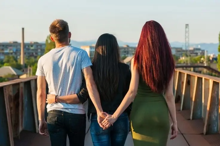 Aparte de infiel, lo hace con la mejor amiga de su novia Aparte de infiel, lo hace con la mejor amiga de su novia