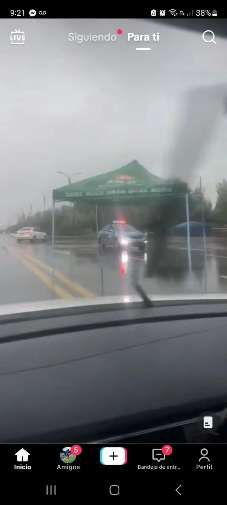 Captan a toldo caminante en tormenta - tomada de video