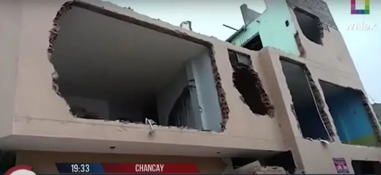 Mujer destruye su propia casa - Tomada de video