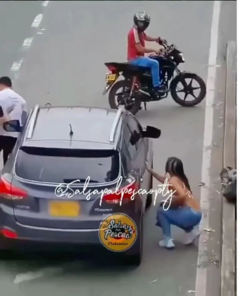 Joven logra distraer a su novia para que su amante salga del coche y queda captado en video Créditos: Captura de video