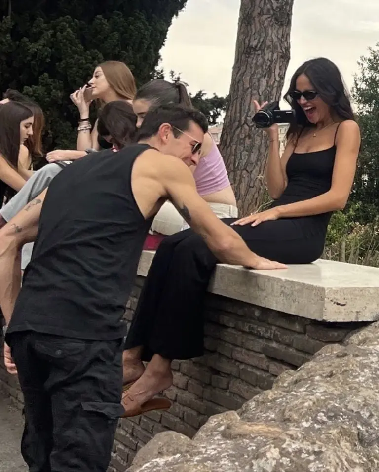 ¿Eiza González y Mario Casas estrenan romance? Así fueron captados en Roma Créditos: X (Twitter)