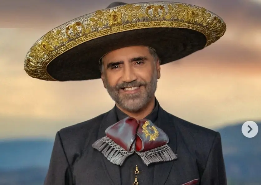 Estudió la carrera de Arquitectura en la Universidad del Valle de Atemajac, en Jalisco.