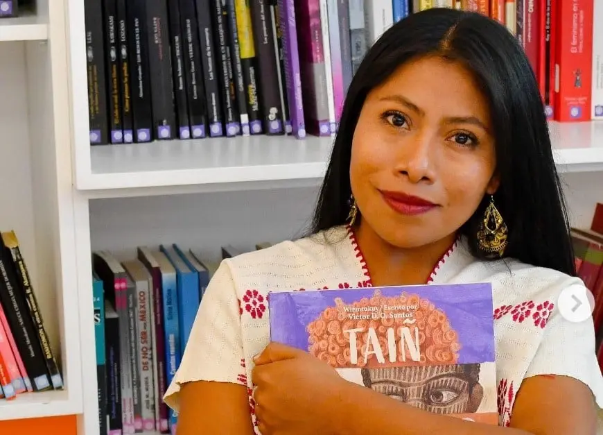 Estudió la licenciatura de Educación en la Escuela Normal Experimental Presidente Lázaro Cárdenas, en Oaxaca.