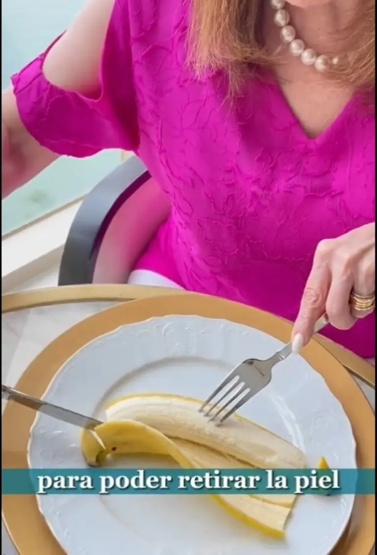 Tunden a mujer por comer plátano con cubiertos - Tomada de video