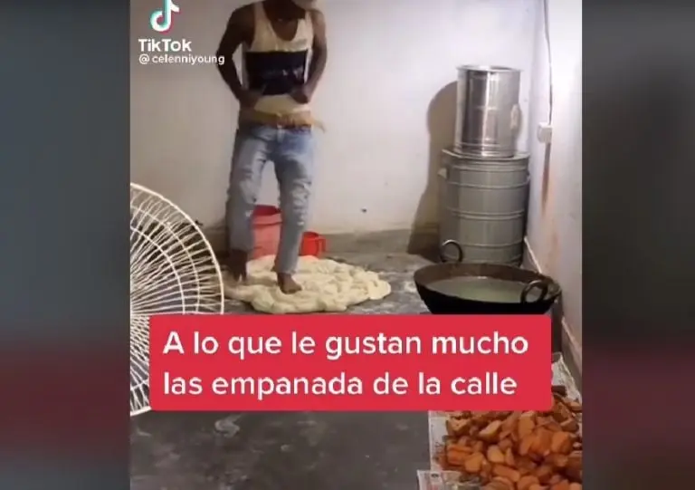 Vendedor prepara masa de empanadas con los pies (TikTok)