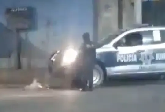 Captan a policías de Oaxaca atropellando a perro que estaba agonizando en la calle. Captan a policías de Oaxaca atropellando a perro que estaba agonizando en la calle.