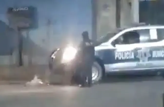 Captan a policías de Oaxaca atropellando a perro que estaba agonizando en la calle. Captan a policías de Oaxaca atropellando a perro que estaba agonizando en la calle.