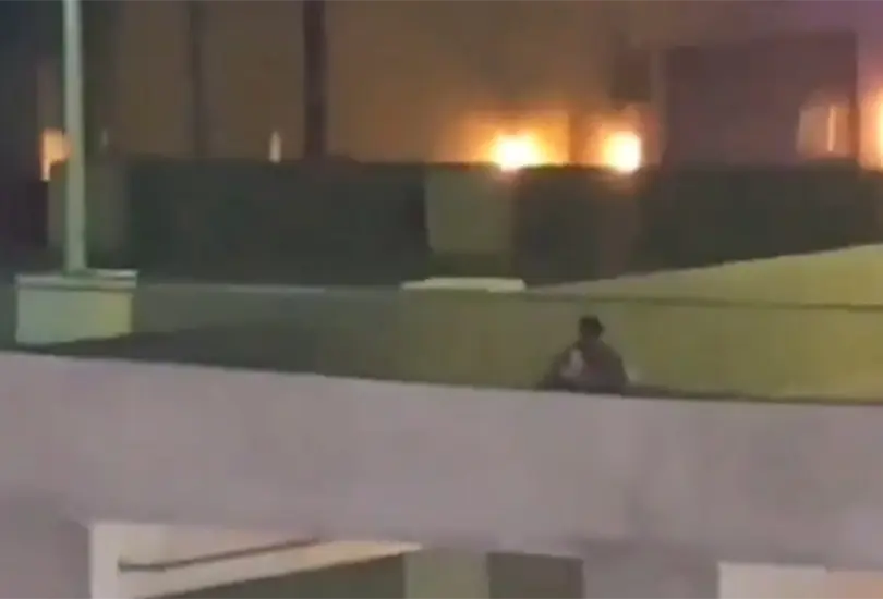 La pareja continu&oacute; pese a que decenas de personas los ve&iacute;an desde un juego mec&aacute;nico