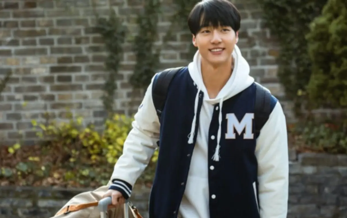 Doona! (20 de octubre). Un universitario experimenta los vaivenes de la vida y los estudios en una situaci&oacute;n algo peculiar: debe vivir con una exestrella de k-pop.