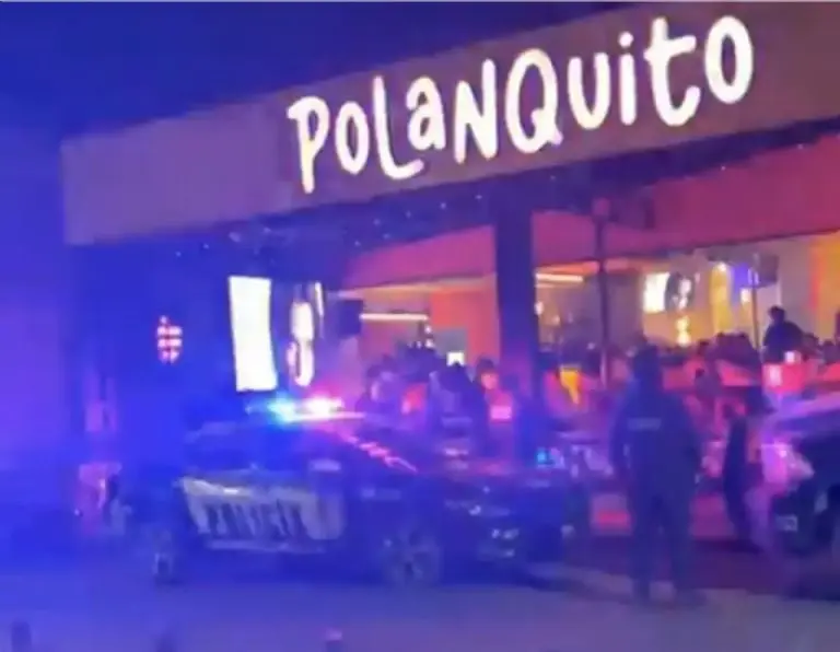 Cadeneros golpean a joven afuera del Bar Polanquito en Cholula, Puebla. Especial