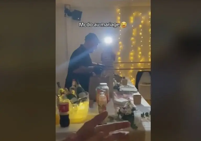 Novios dan hamburguesas en su boda (TikTok)
