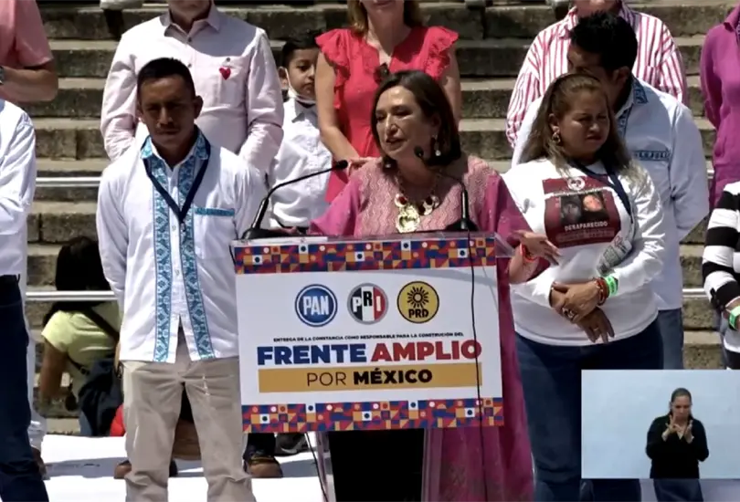 Recibe constancia por parte del Frente Amplio por México Recibe constancia por parte del Frente Amplio por México