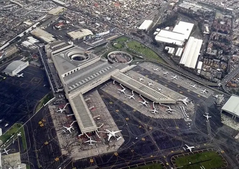 Joven salta barda en el AICM y se esconde en el maletero de un avión Créditos: Twitter