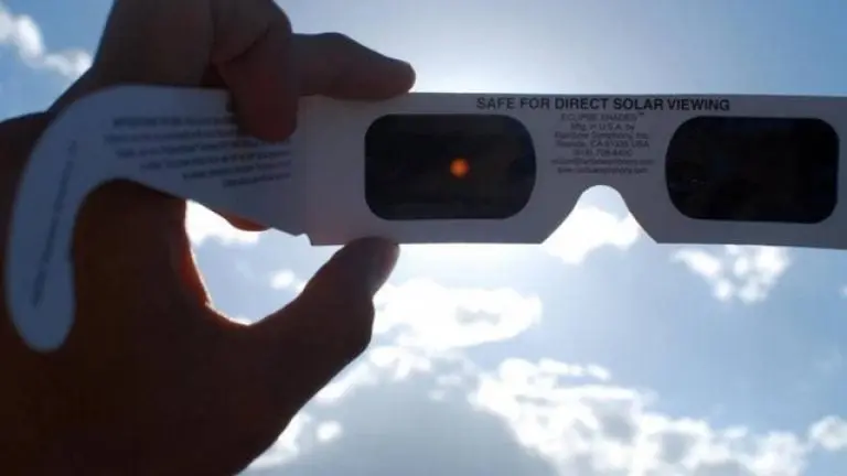 Eclipse Solar 2024:&iquest;D&oacute;nde y c&oacute;mo obtener las gafas especiales gratis que dar&aacute; la UNAM?