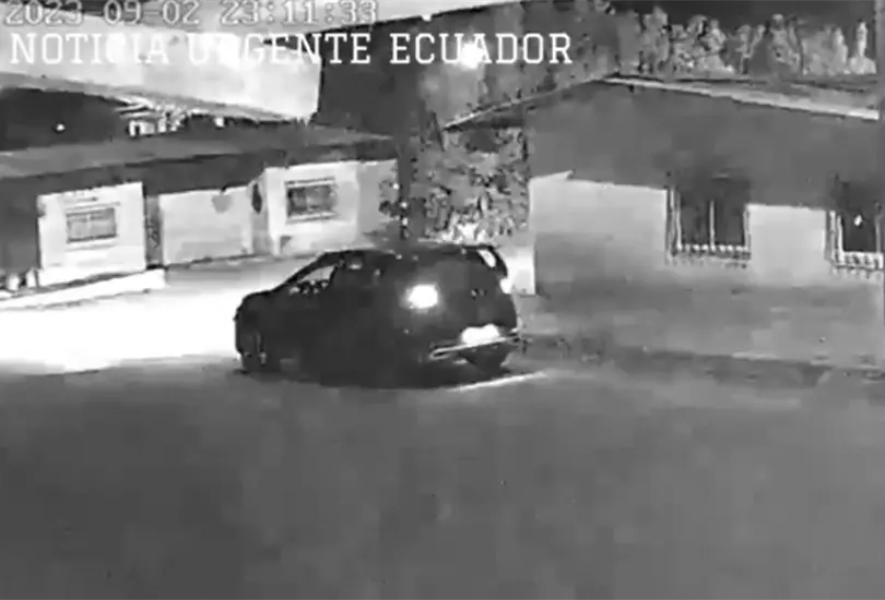 Las c&aacute;maras de seguridad en la calle capturaron el momento en que seis delincuentes dispararon indiscriminadamente contra una vivienda. 