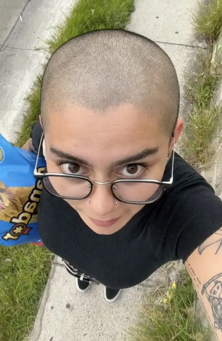 Joven es confundida por hombre en baños de Walmart, solo por no tener cabello. Foto: Tik Tok