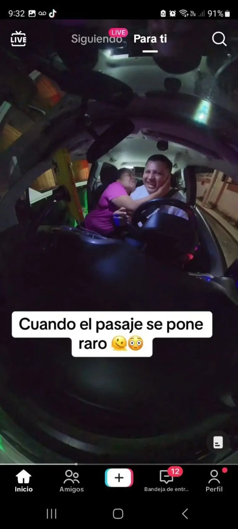 Señora ebria intenta besar a conductor -Tomada de video