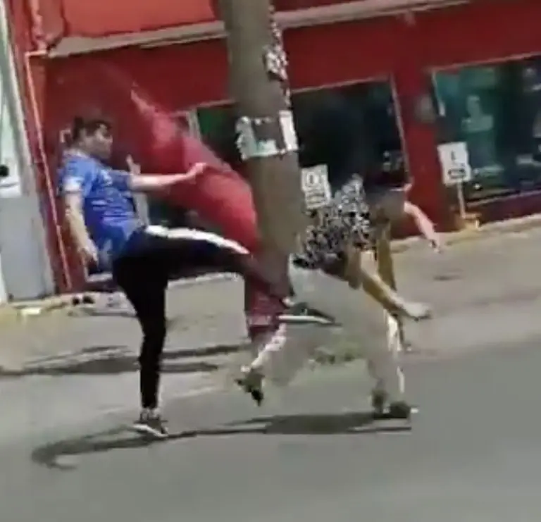 Captan pelea callejera entre un joven y una mujer tras accidente en Escobedo. Foto: Twitter