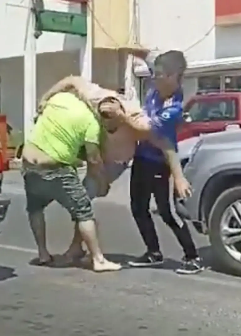 Captan pelea callejera entre un joven y una mujer tras accidente en Escobedo. Foto: Twitter
