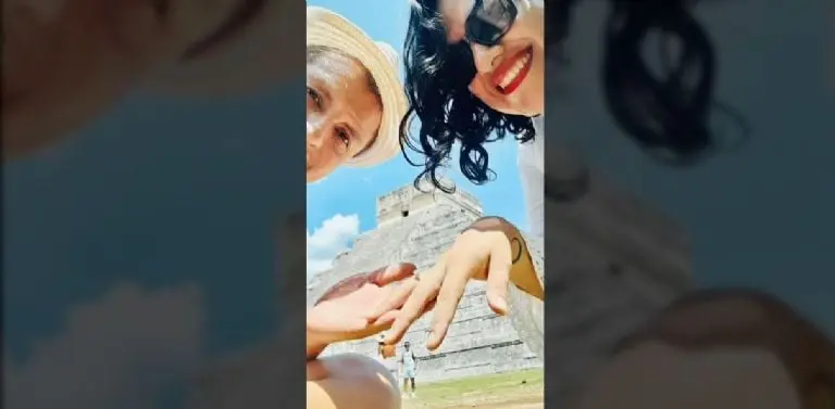 Pareja se compromete frente a AMLO. Foto: captura de pantalla (@anacalvillotiktok).
