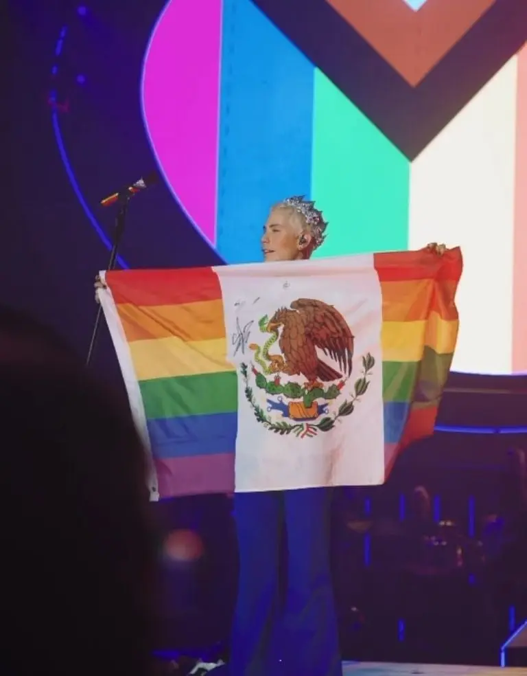 Christian Chávez modifica la bandera de México