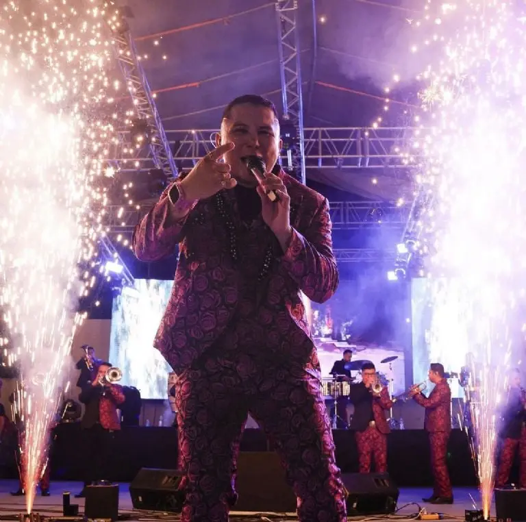 Bajan a Edwin Luna del es escenario por presencia de hombres armados Créditos: IG Edwin Luna