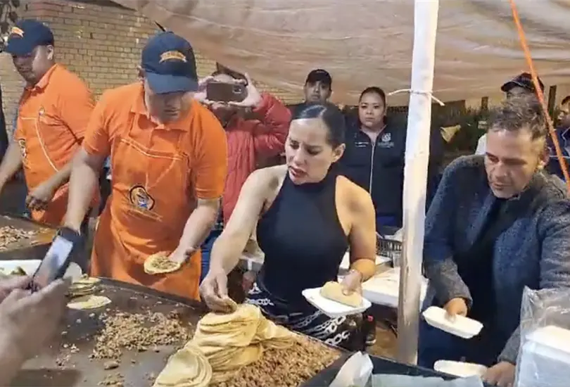 VIDEO: Sandra Cuevas se pone a vender tacos en la calle y desata pol&eacute;mica. 