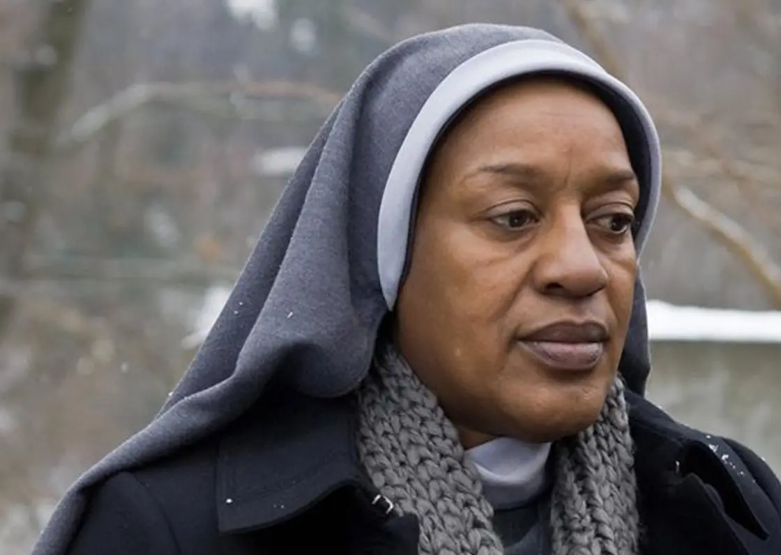 CCH Pounder interpretó a la Hermana Abigail, la jefa del orfanato donde vive Esther