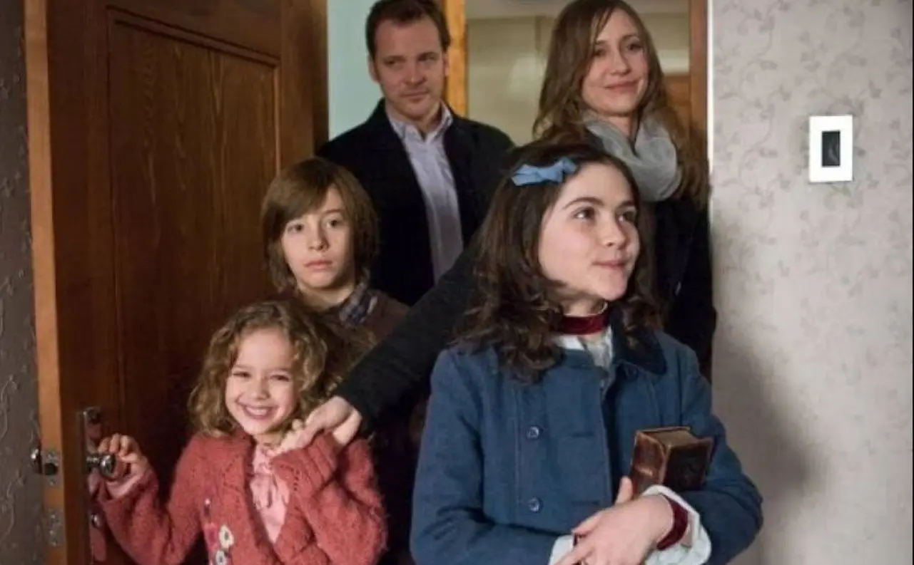 Tras su llegada, comienzan a pasar cosas extrañas en casa de la familia Colman hasta que descubren que en realidad Esther es una mujer de 33 años con apariencia de niña.