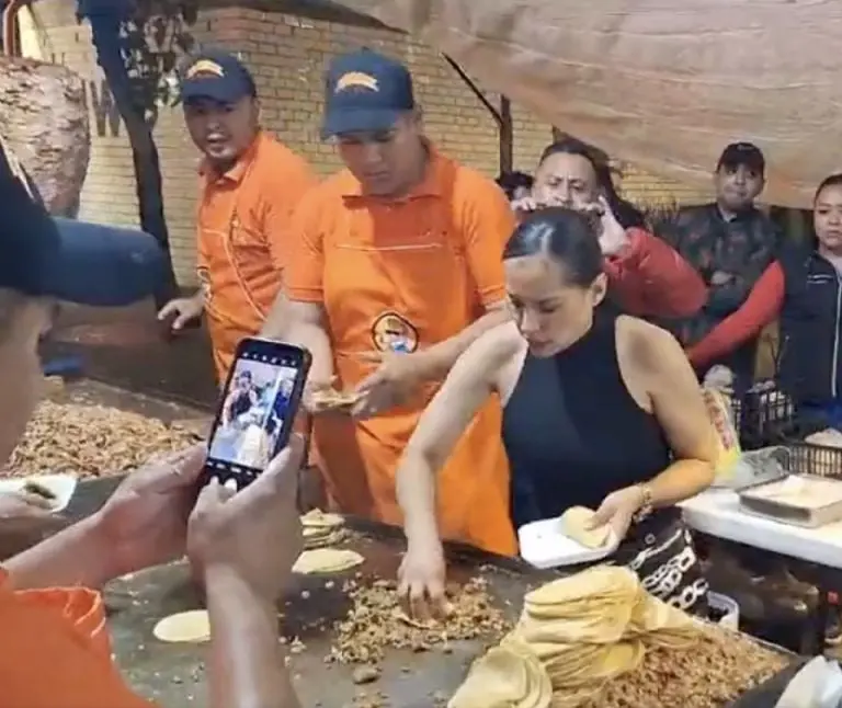 VIDEO: Sandra Cuevas se pone a vender tacos en la calle y desata polémica. Foto: Cuauhtémoc
