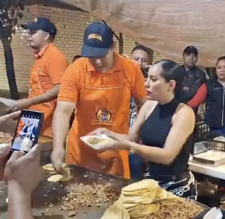 VIDEO: Sandra Cuevas se pone a vender tacos en la calle y desata polémica. Foto: Cuauhtémoc