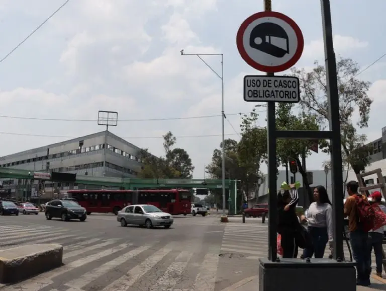 Colocan letreros para que motociclistas usen casco en la CDMX. Foto: Semovi