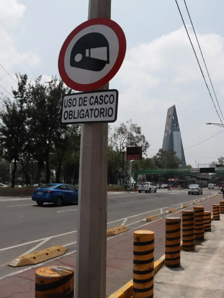 Colocan letreros para que motociclistas usen casco en la CDMX. Foto: Semovi