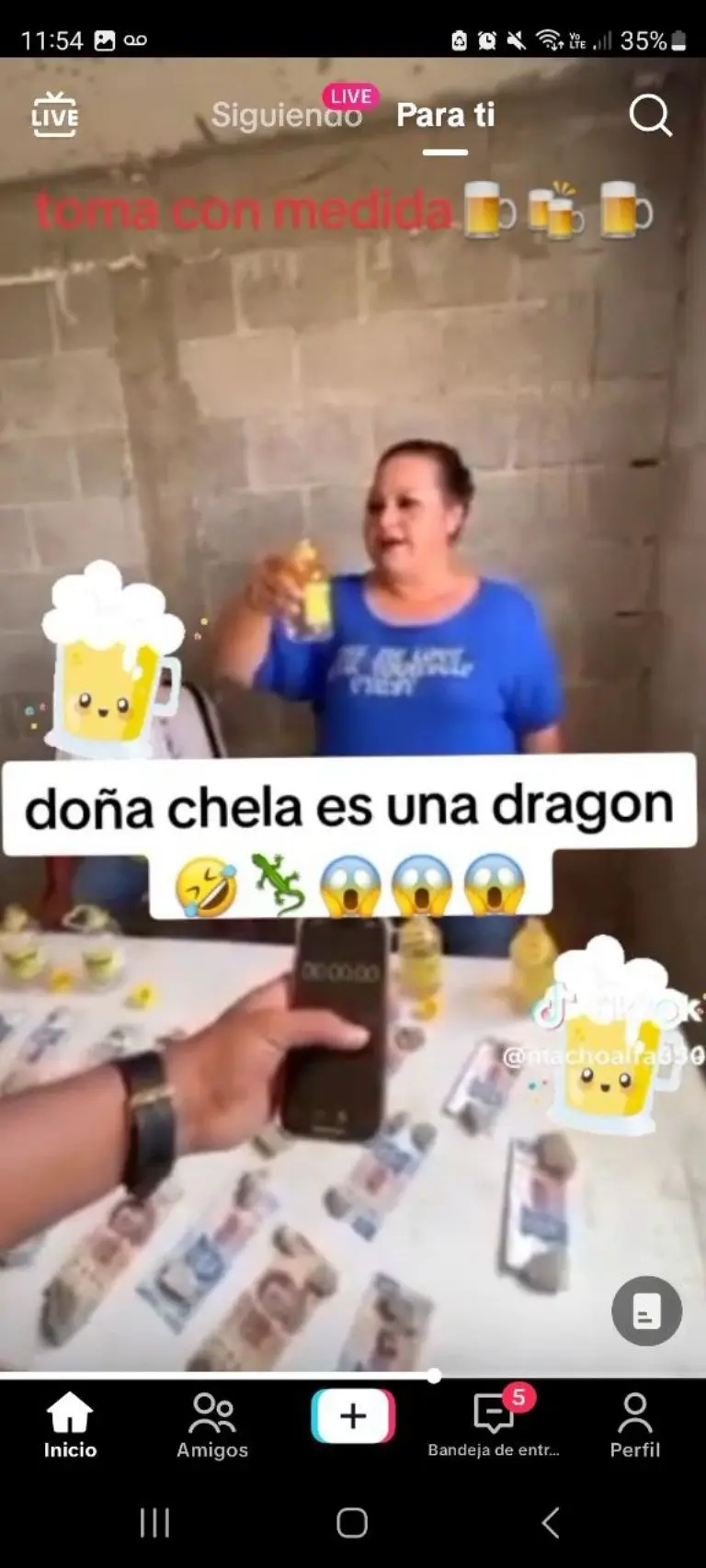 Mujer vence a albañil en reto de beber - Tomada de video