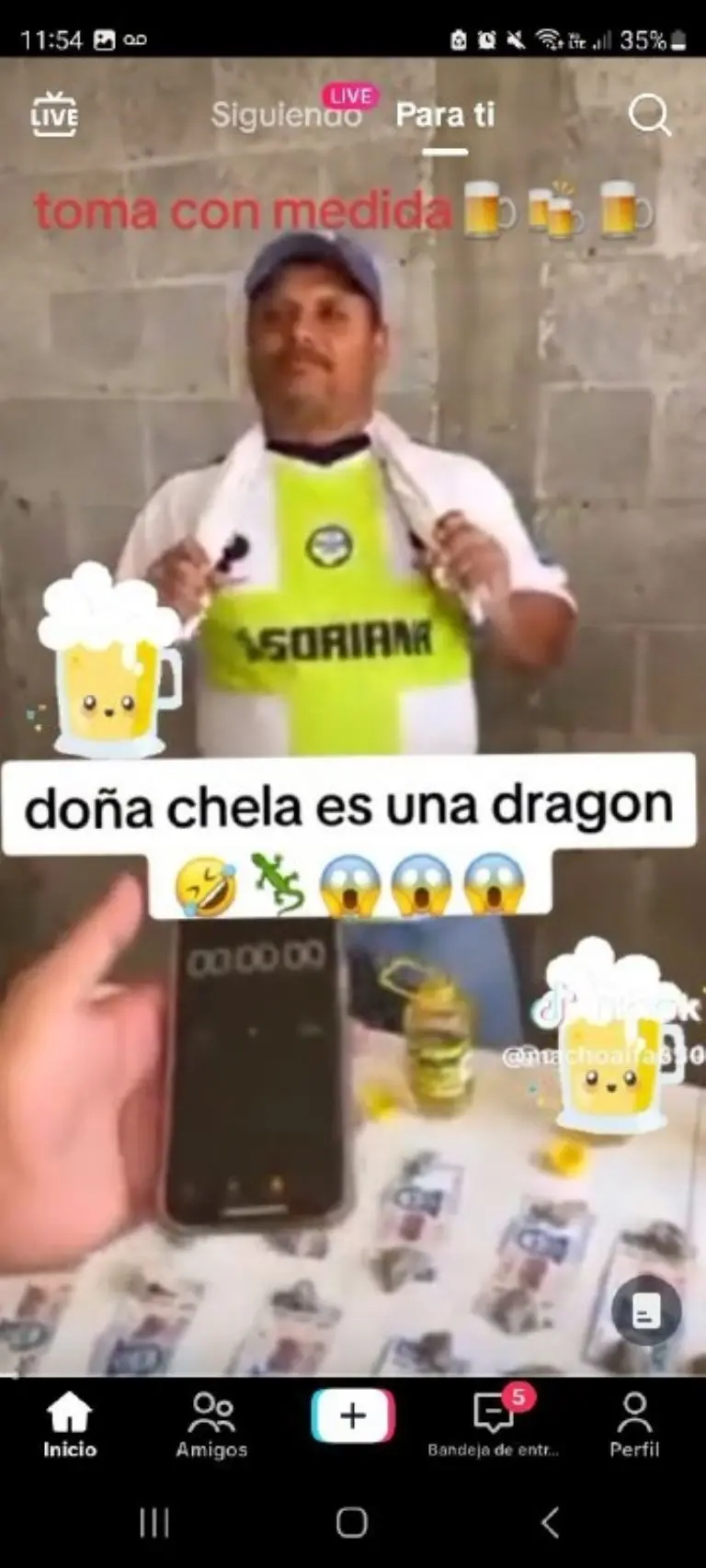 Mujer vence a albañil en reto de beber - Tomada de video