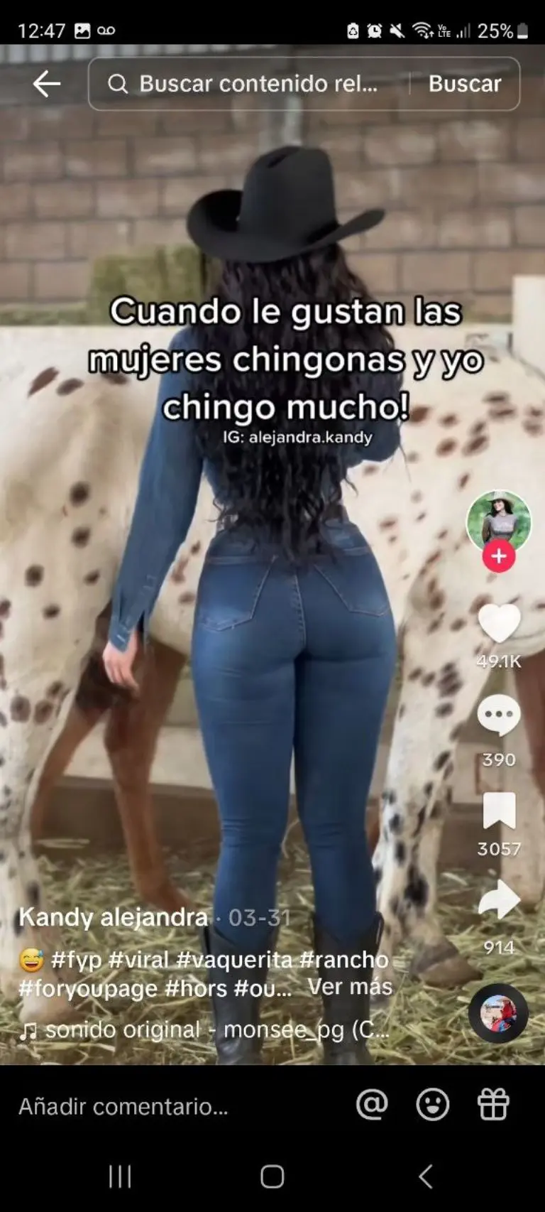 Guapa joven enseñan a hacer tortillas a mano - Tomada de video