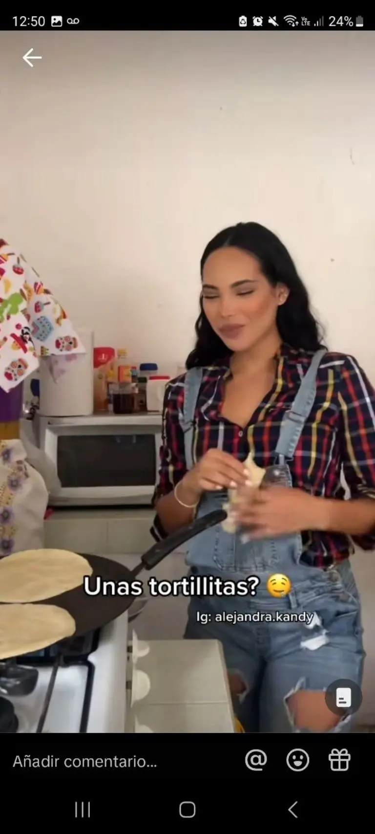 Guapa joven enseñan a hacer tortillas a mano - Tomada de video