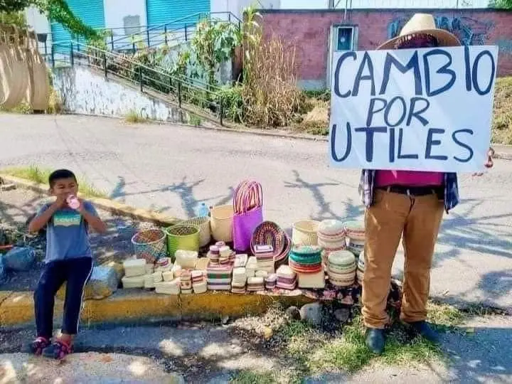 Hombre cambia &uacute;tiles por artesnas&iacute;