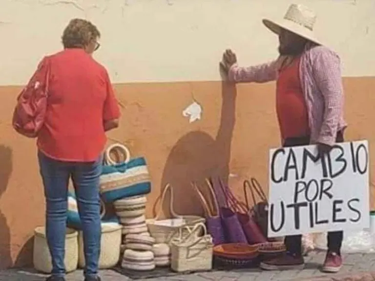 Hombre cambia útiles escolares por artesanías - Especial