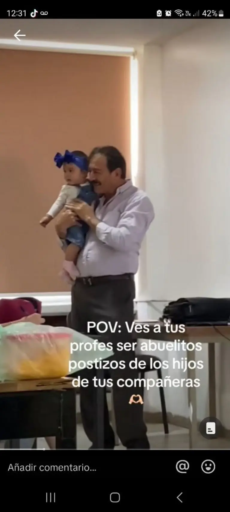 Profesor carga a hija de su alumna - Tomada de video