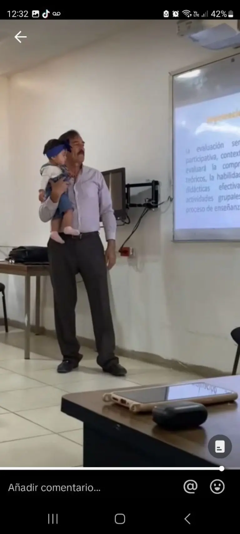 Profesor carga a hija de su alumna - Tomada de video