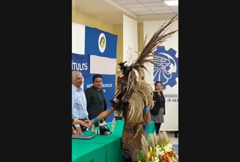 Joven indígena sorprende en su graduación (TikTok)