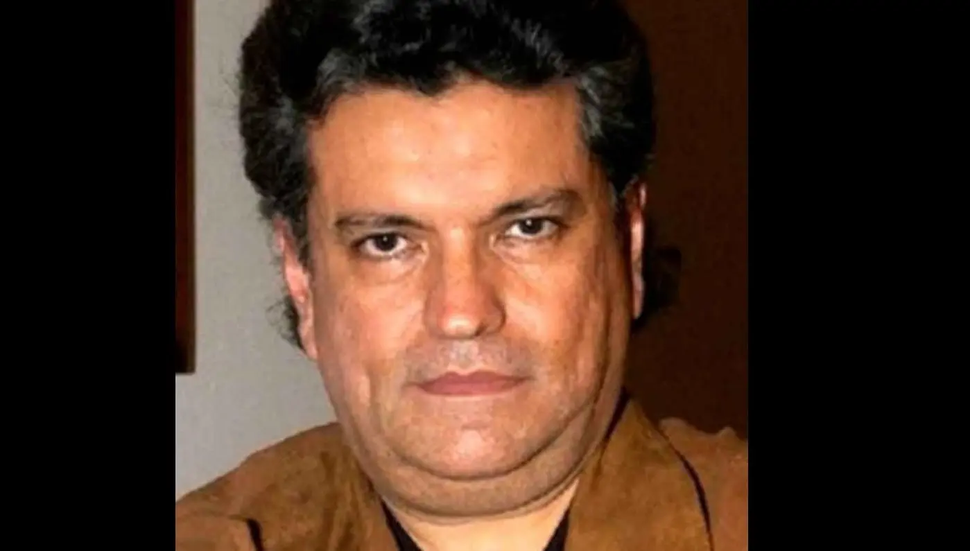 En la vida real, César Santiago es Sergio Andrade, mánager y expareja de Gloria Trevi. 