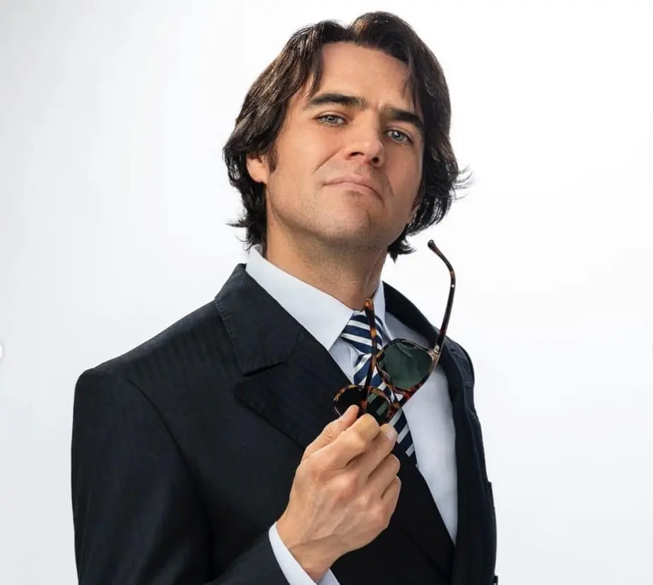 Jorge Poza interpreta a César Santiago