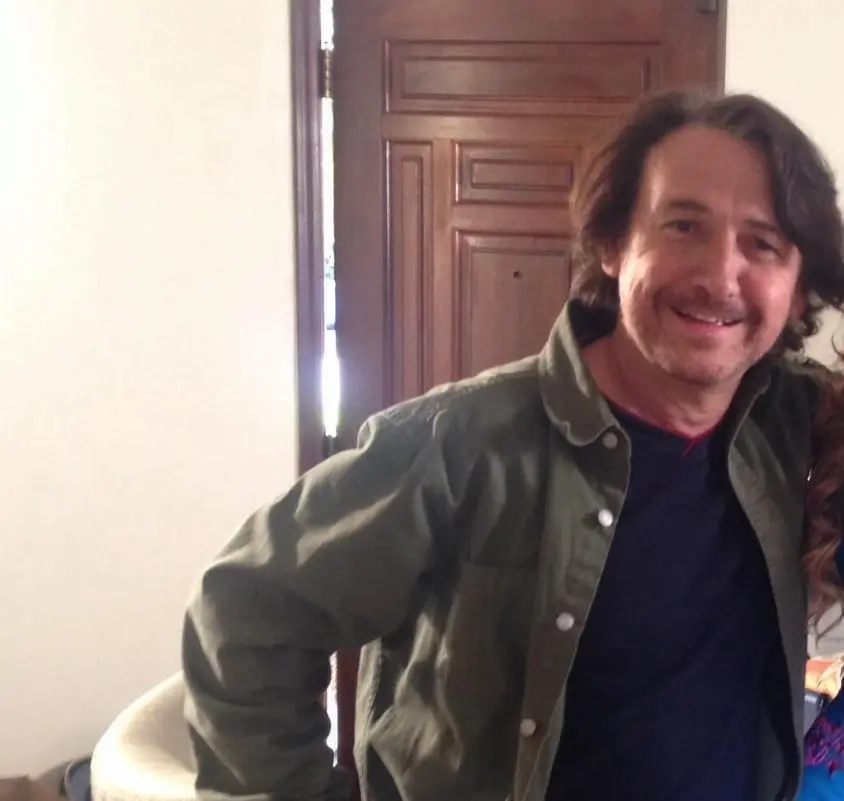 En la vida real Ricky Luis es Ricardo Luis Treviño, un compositor y cantante mexicano