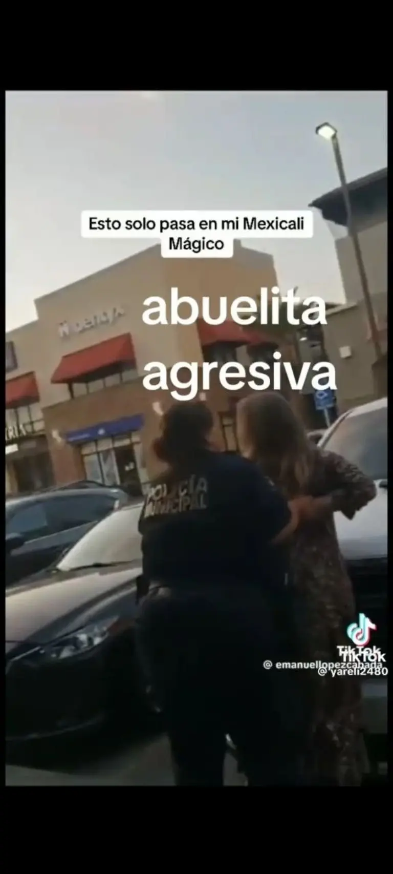 Abuela se pone agresiva con oficiales - Tomada de video