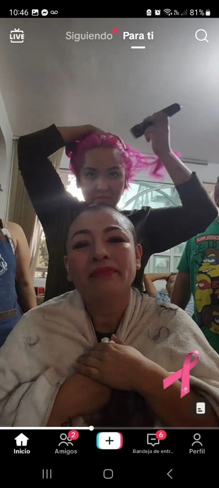 Familia se rapa para apoyar a mujer - Tomada de video